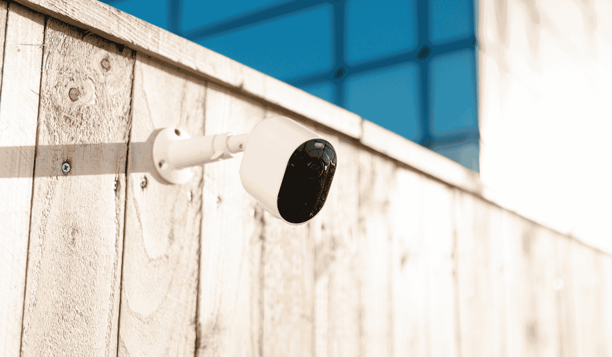Waarom is een dummycamera geen goed idee? Een dummycamera lijkt een goede zet om criminelen te weren, maar dat is niet zo. Meer weten? Ontdek alles over nepcamera's.