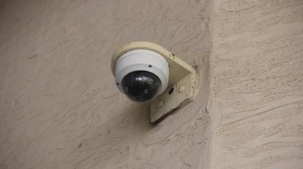 Een dummycamera lijkt een goede zet om criminelen te weren, maar dat is niet zo. Meer weten? Ontdek alles over nepcamera's.