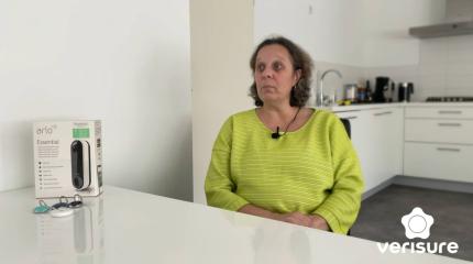 Lees hoe Nadica en haar dochter een jaar lang het alarm-systeem testten en waarom voor haar betrouwbaarheid en directe hulpverlening centraal staan.
